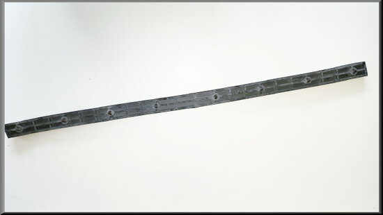 R20-R30 Bumperstrip achter rechts 70,5 cm (New Old Stock).