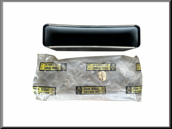 Midden console, zwart met chroomrand.