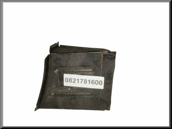 R6: Carrosserie deel achterscherm links (New Old Stock).