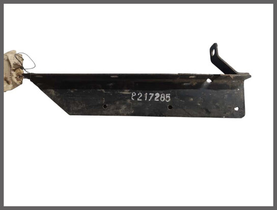 Bevestigingsbeugel spatlap voorzijde rechts (New Old Stock).