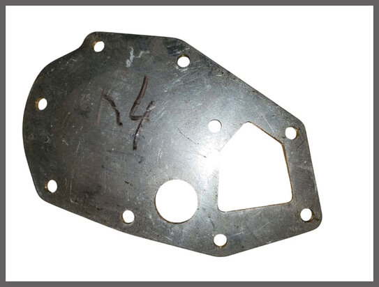 R4,5,6: Waterpomp tussenplaat aluminium (New Old Stock).