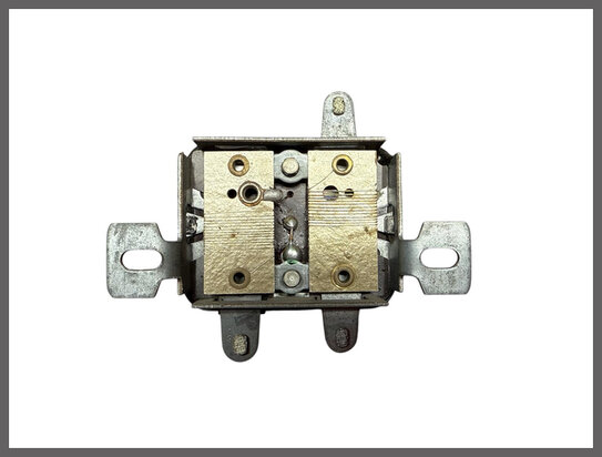 R4: Spanningsregelaar (New Old Stock).