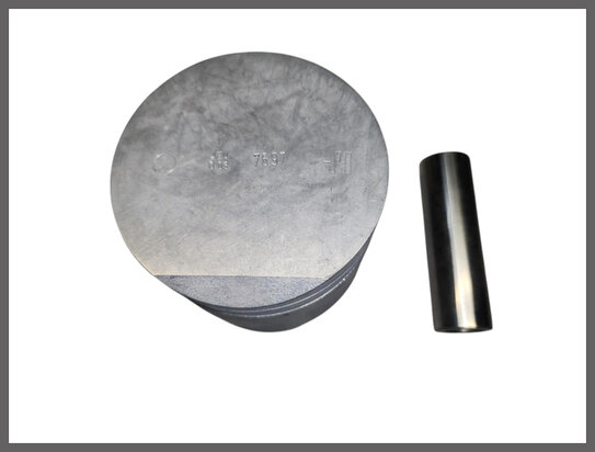 R 16TS: Piston 807 engine (New Old Stock).