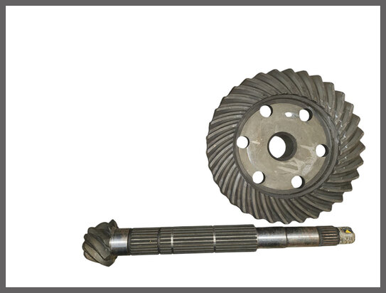 R4, Fourgonette: Crown wheel and pinion (8 et 33 dents) (New Old Stock).