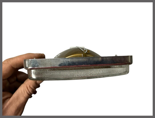 Verstraler: reflector met glas en chroom rand (New Old Stock).