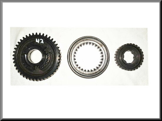 Pinion 1rd gear with synchronization hub (42 teeth).