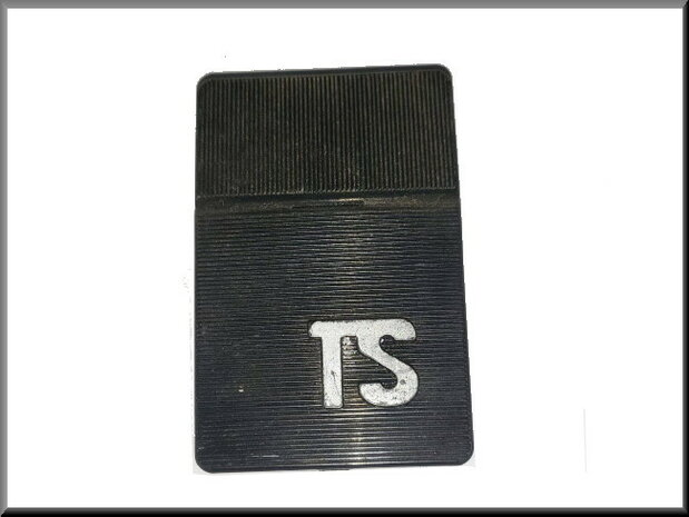 Emblem "TS" (black).