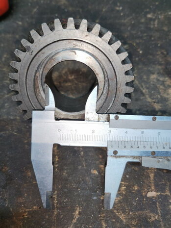 Pinion 4rd gear (32 teeth).