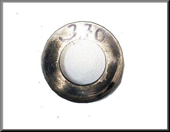 Pinion ring (3,70).