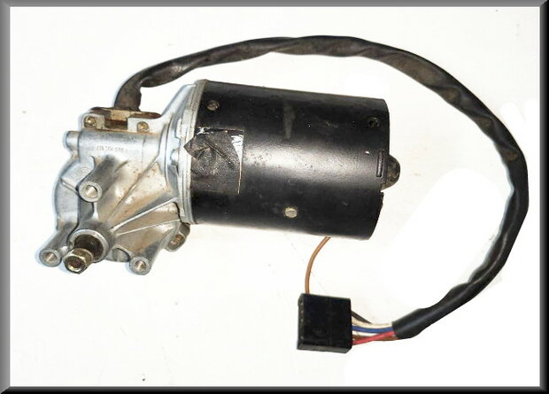 Front wiper motor.