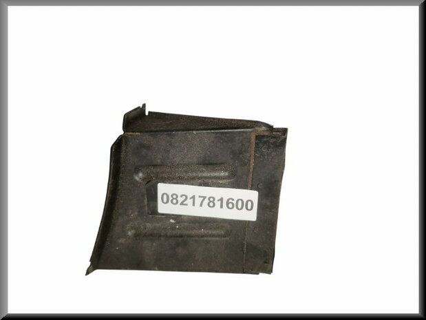 R6: Carrosserie deel achterscherm links (New Old Stock).