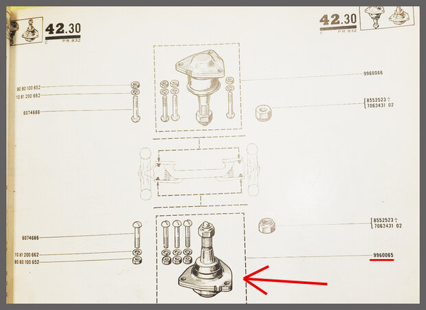 R8-10: Onderste fuseekogel (New Old Stock).