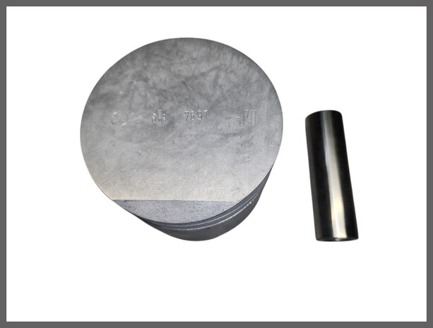 R 16TS: Piston 807 engine (New Old Stock).