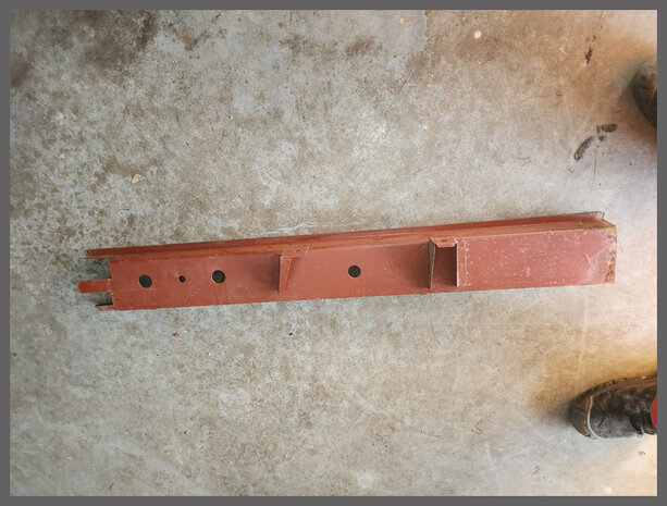 Chassisbalk rechts middelste deel.