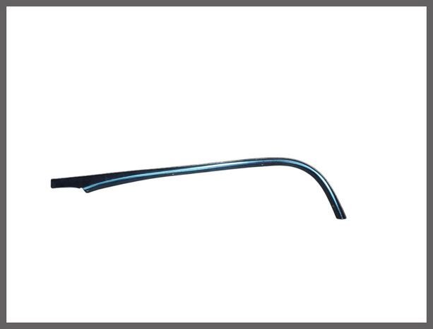 Bovenrand spatbord rechts achter (New Old Stock).