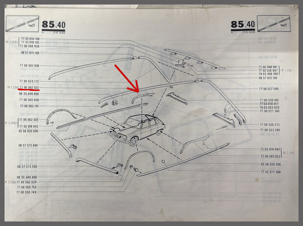 Bovenrand spatbord rechts achter (New Old Stock).