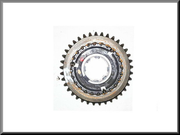 Reverse gear with synchronization hub (37 teeth).